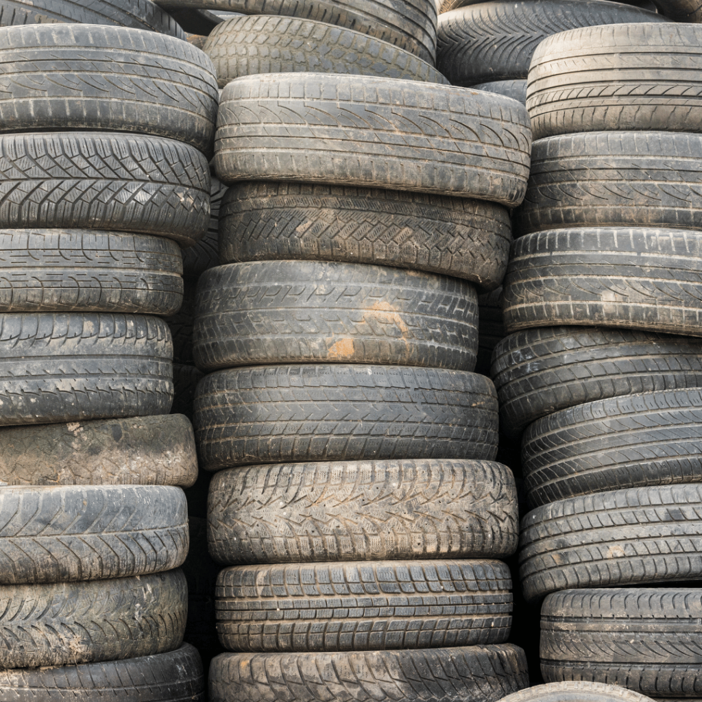 Употребявани гуми, наредени на купчини