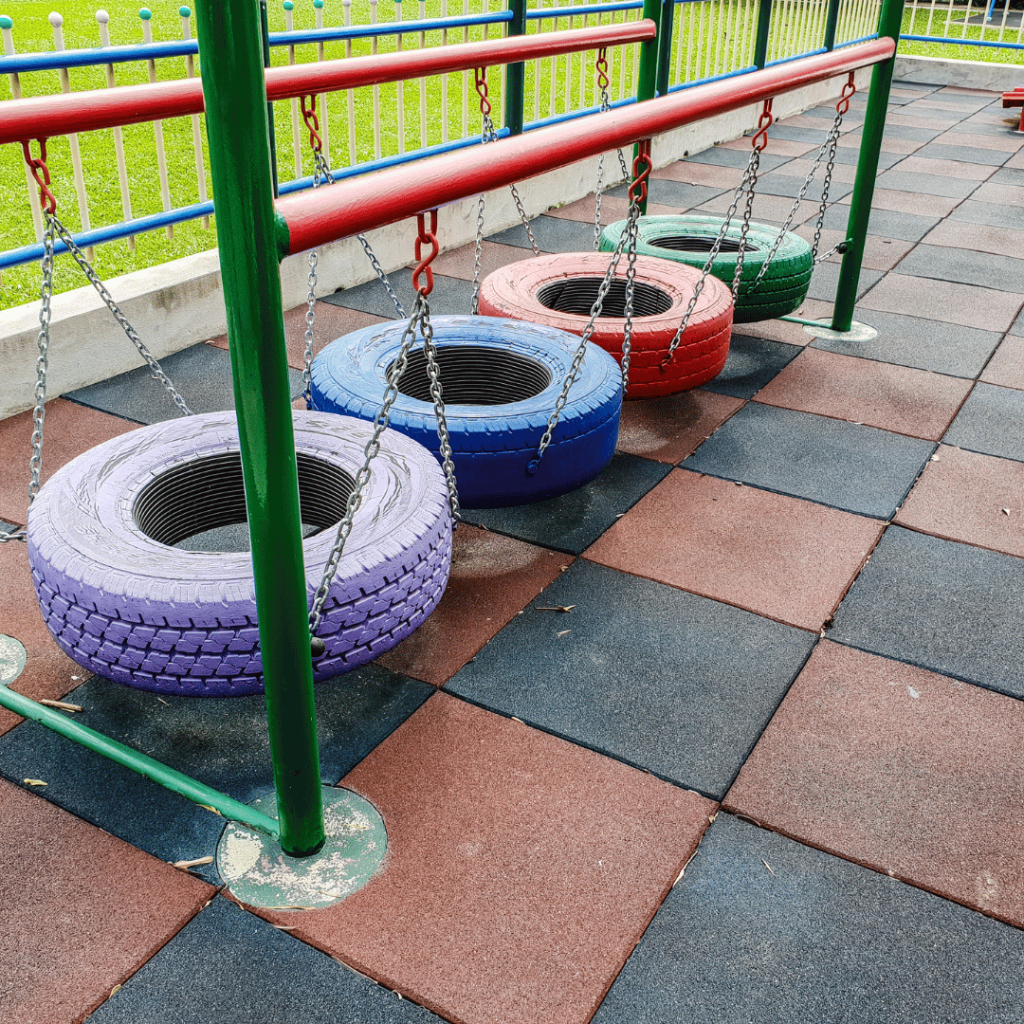 люлки от употребявани гуми на детска площадка