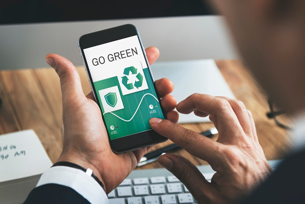 Мъж със смартфон и надпис “go green”